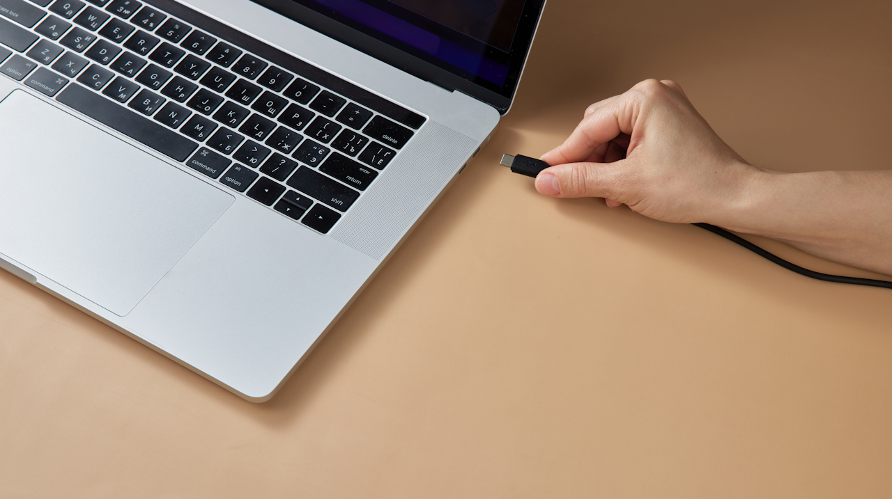 Kun je een laptop opladen met een telefoonoplader?